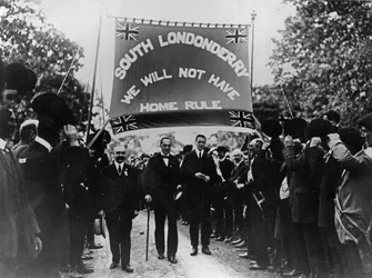 Sir Edward Carson bei einem Marsch der Unionisten in Süd-Londonderry